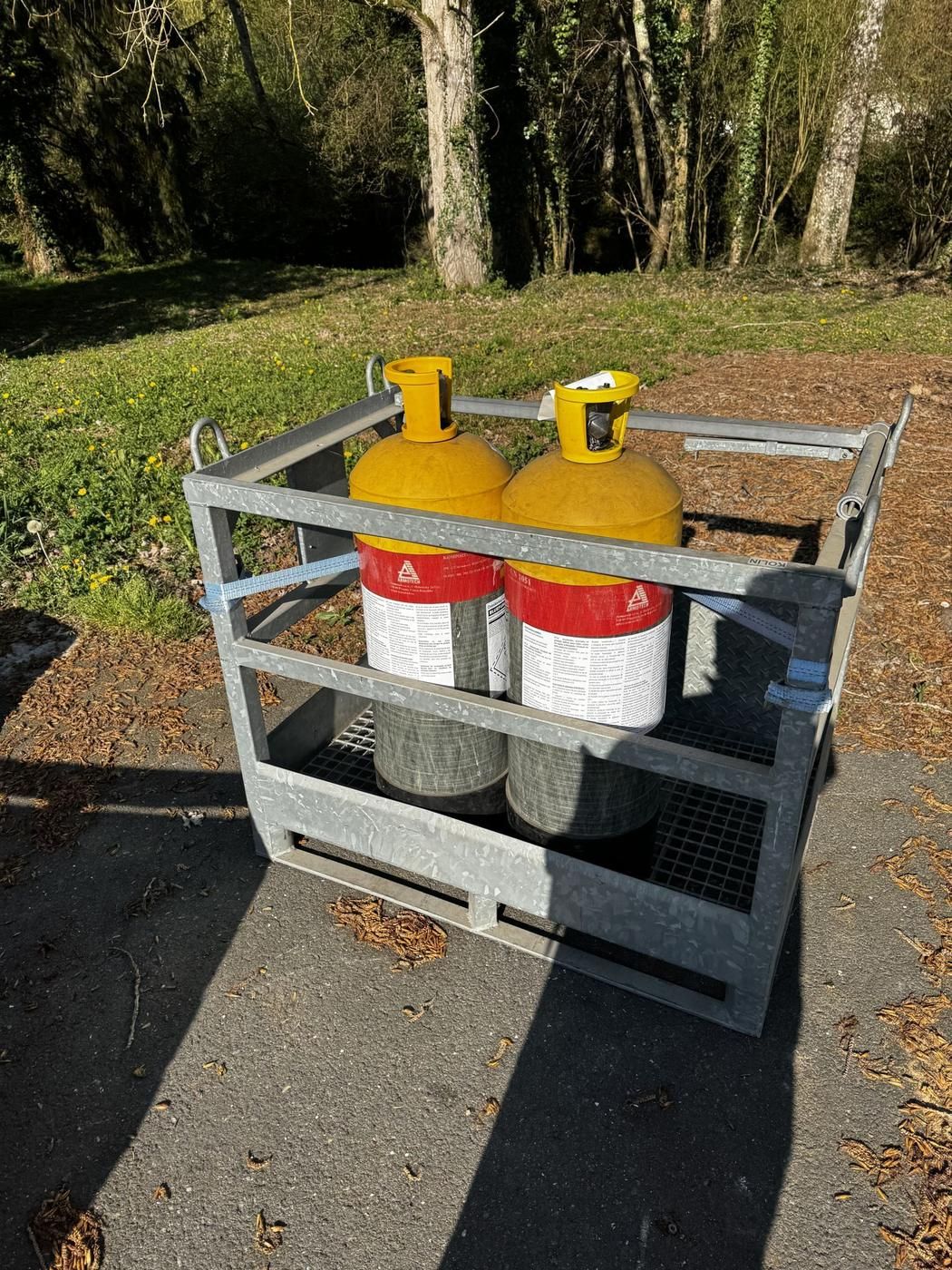 Bouteilles de gaz Bluefume conditionnées avant une intervention sur site industriel