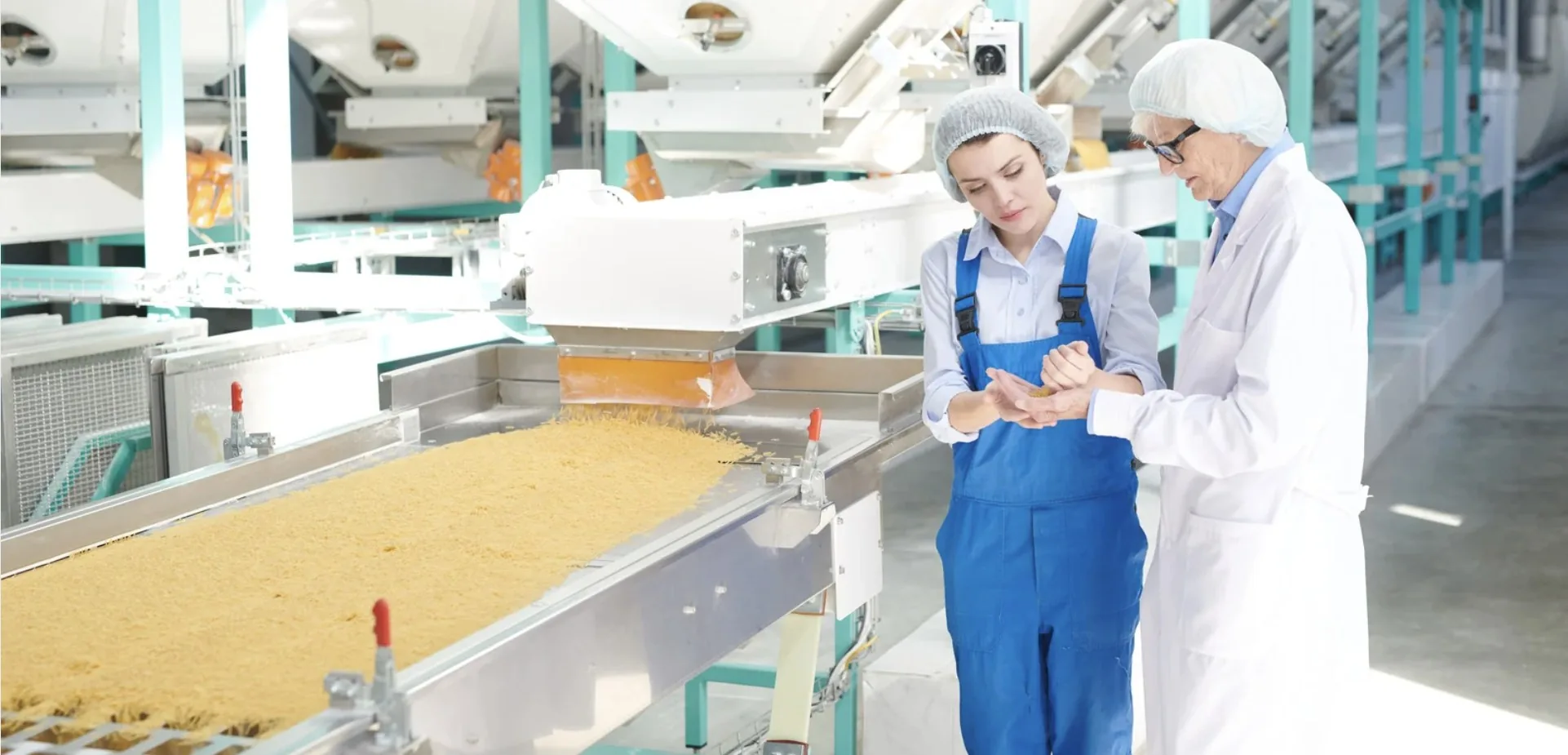 Contrôle qualité en usine agroalimentaire, techniciennes en zone de production