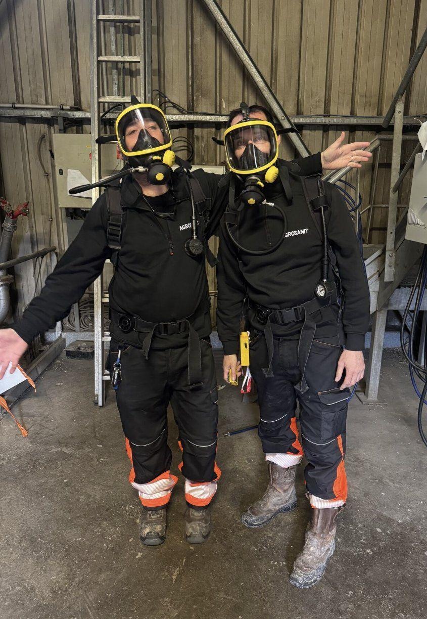 Techniciens Agrosanit en appareil respiratoire isolant sur un site industriel