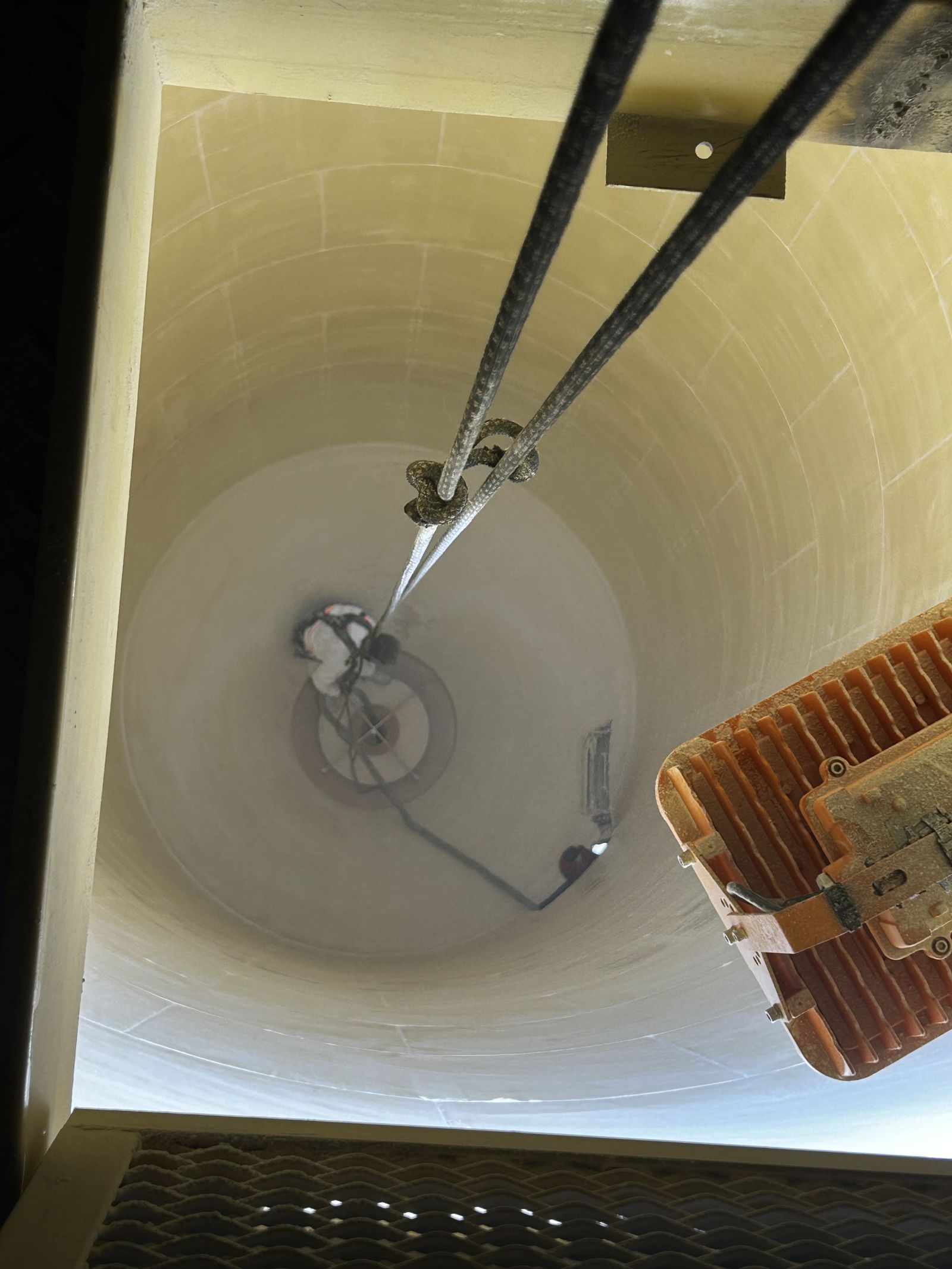 Cordiste Agrosanit au fond d'une cellule de silo lors d'un nettoyage en profondeur des parois