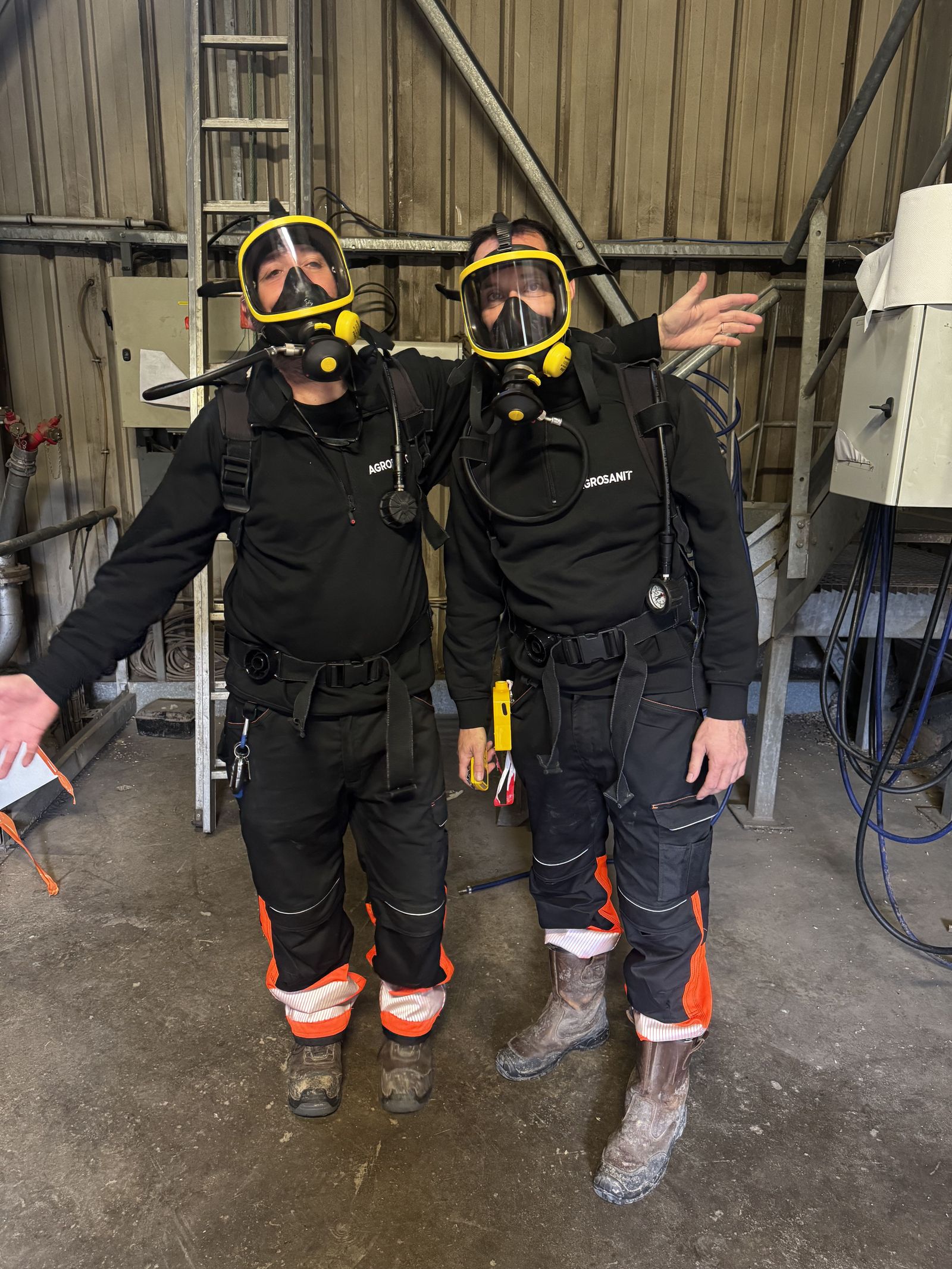 Équipe Agrosanit équipée pour une fumigation PH3