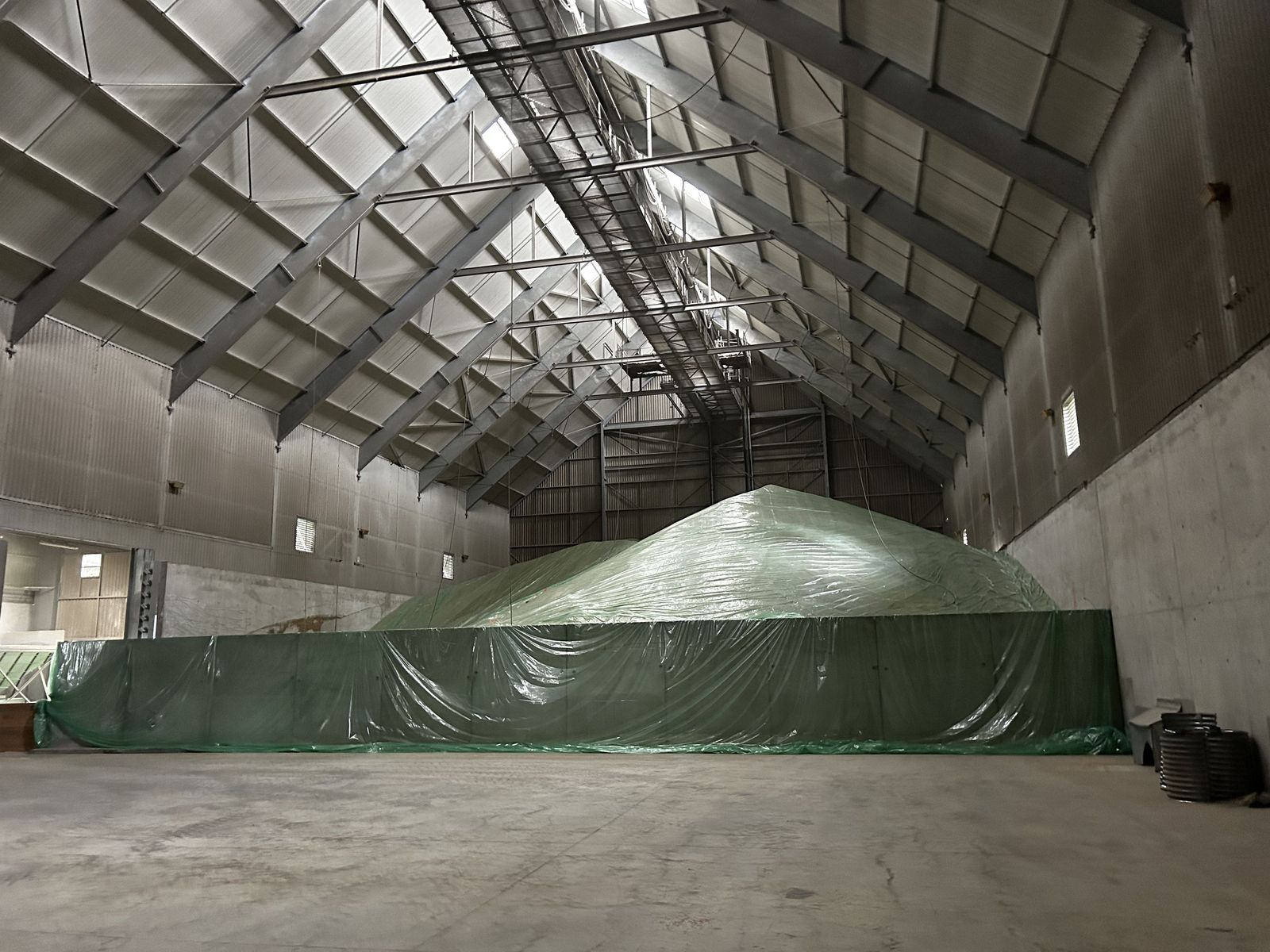 Bâchage d'un stockage de céréales à plat avant fumigation PH3