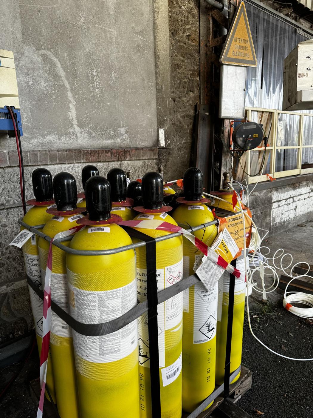 Bouteilles de gaz ProFume conditionnées avant une fumigation de locaux industriels