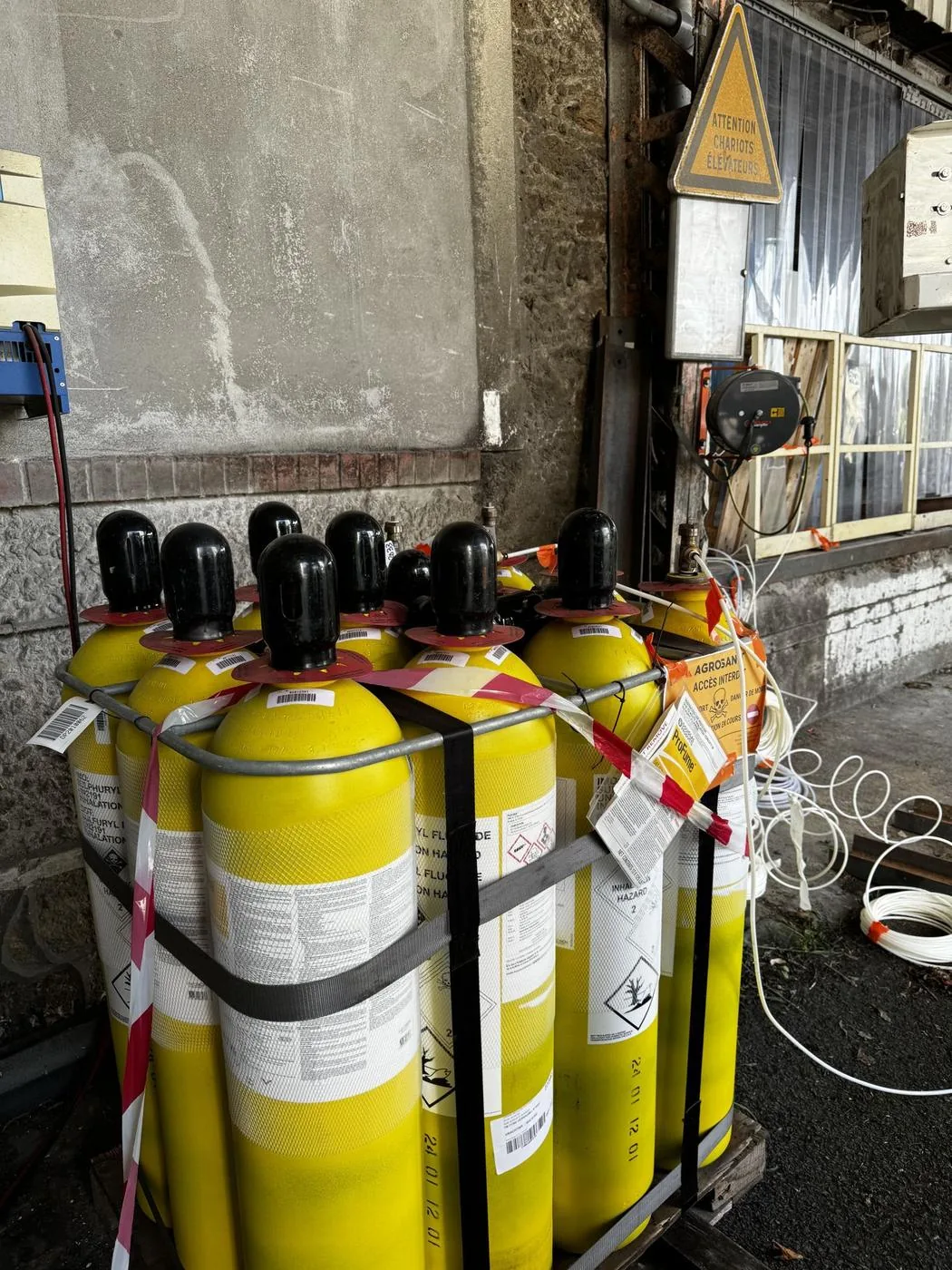 Bouteilles de gaz ProFume conditionnées avant une fumigation de locaux industriels