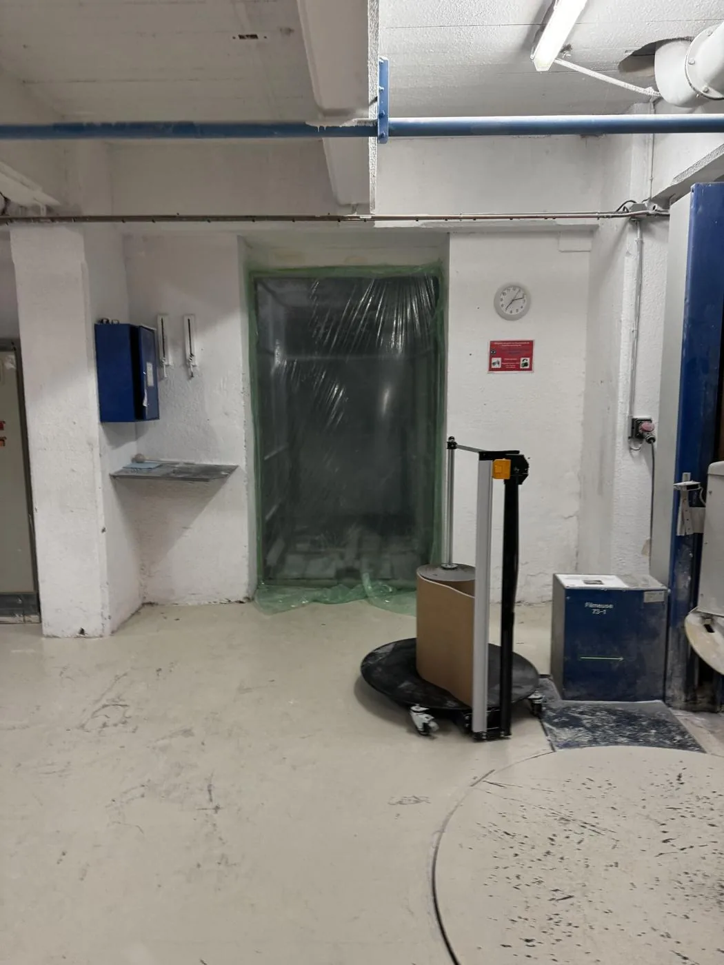 Porte d'accès bâchée avant une fumigation ProFume en local industriel