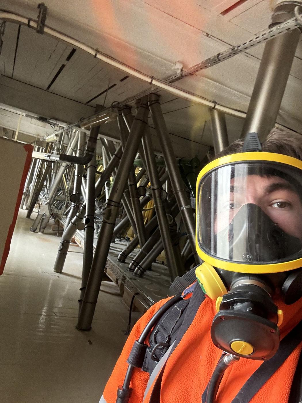 Technicien Agrosanit équipé lors d'une fumigation en local industriel