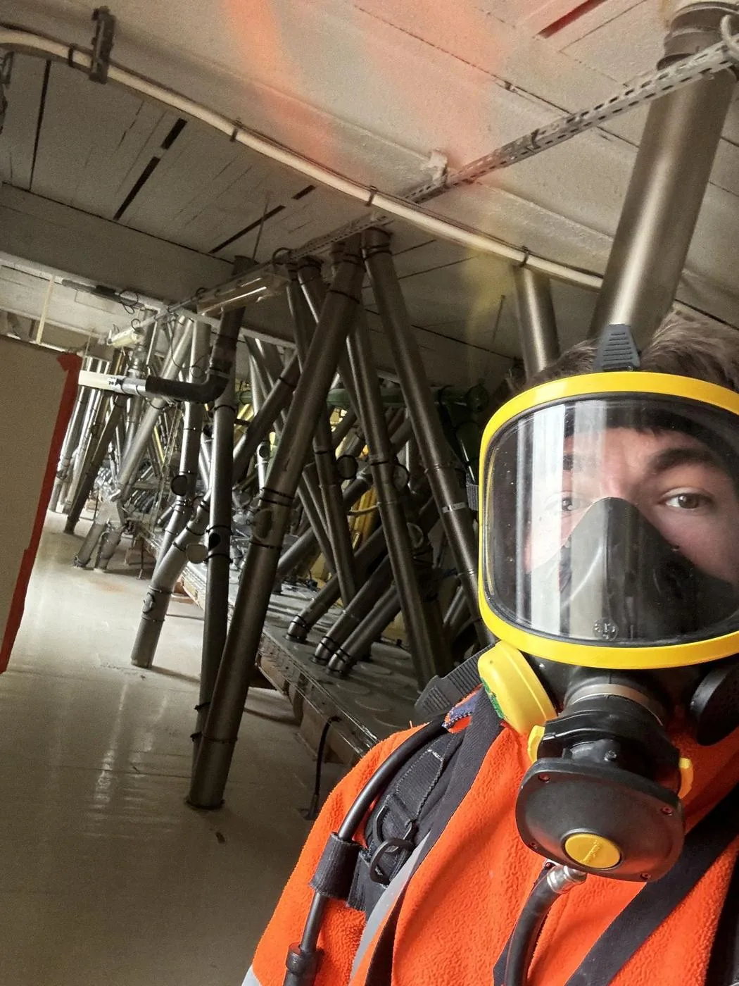 Technicien Agrosanit équipé lors d'une fumigation en local industriel