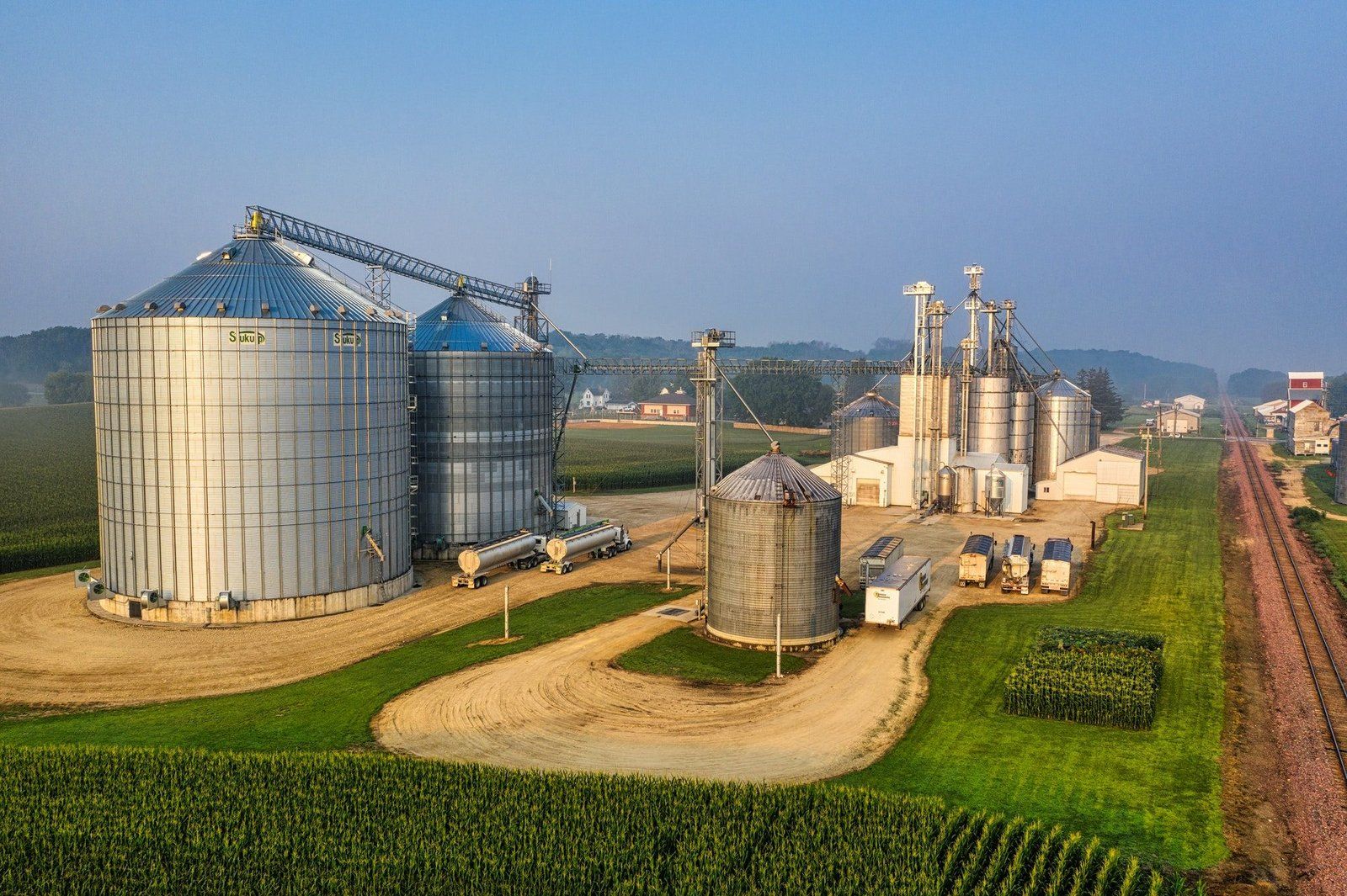 Vue aérienne d'un site de silos céréaliers agricoles