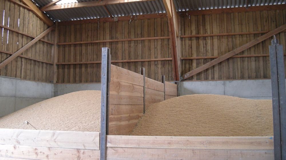 Stockage de céréales à la ferme, cellules en bois sous charpente