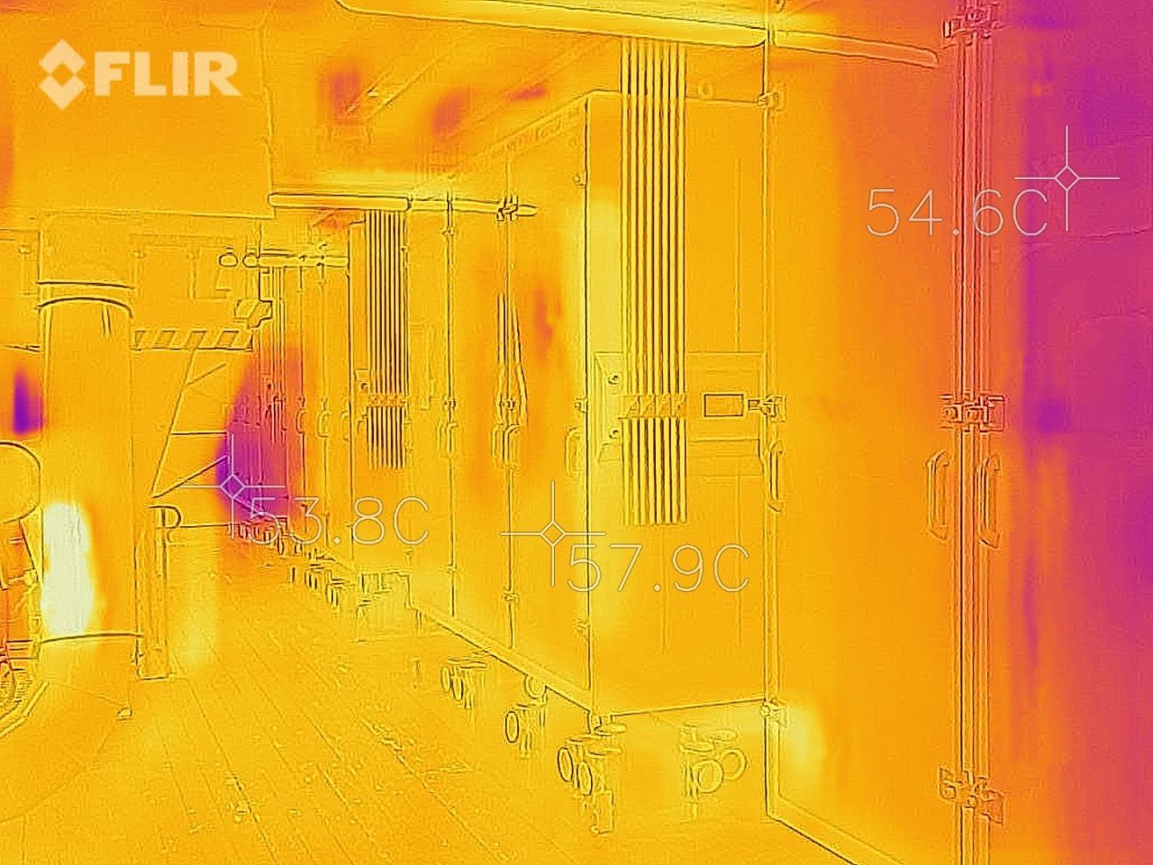 Caméra thermique infrarouge contrôlant la température d'un traitement, 54,6°C