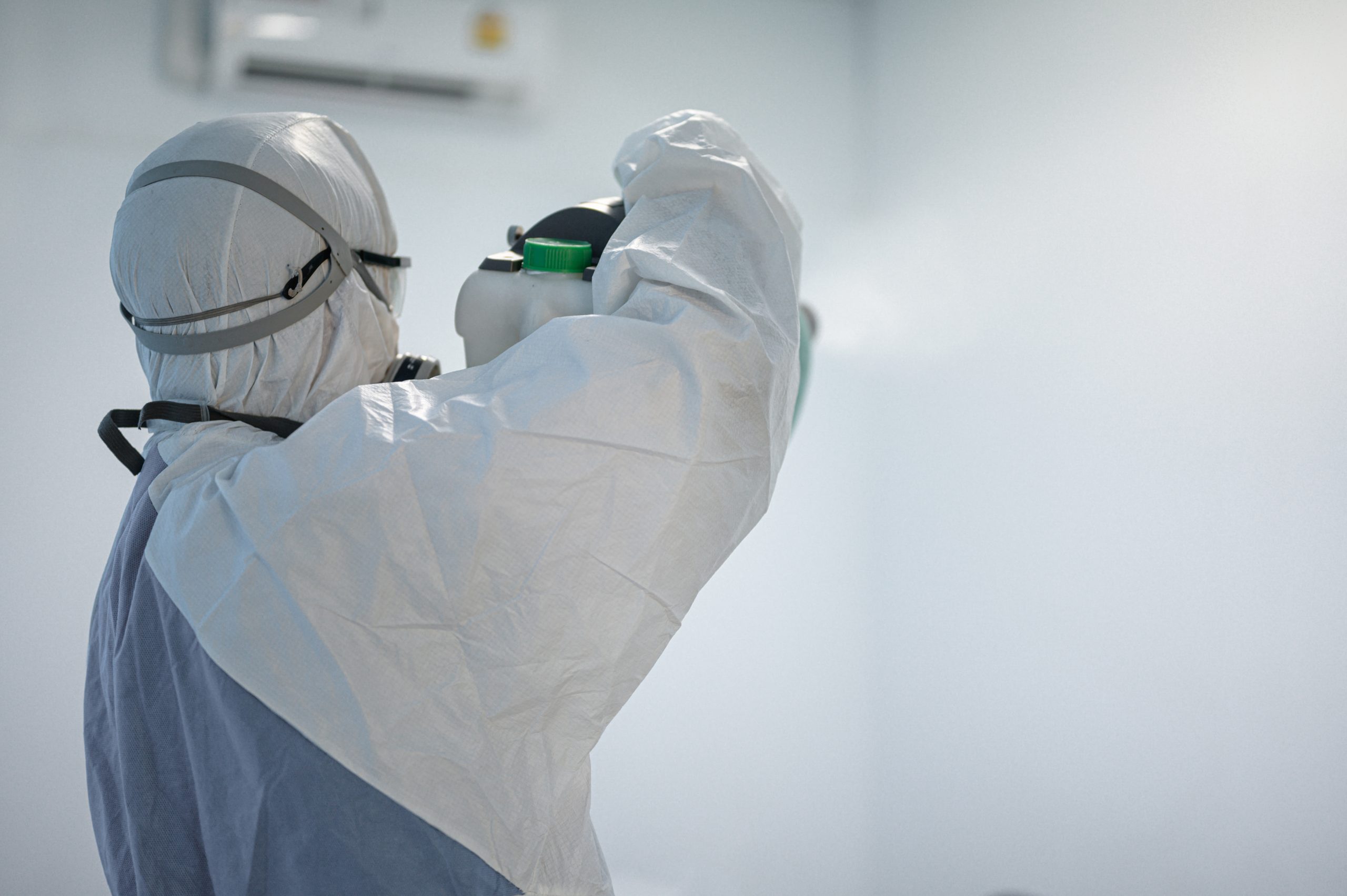 Disinfecting of office to prevent COVID-19, person in white hazmat suit with disinfect in office, coronavirus concept Un problème de désinfection ? Dératisation, Désinsectisation, Désinfection . Agro Sanit intervient rapidement dans le Loiret(45), en Essonne(91), en Yvelines(78)